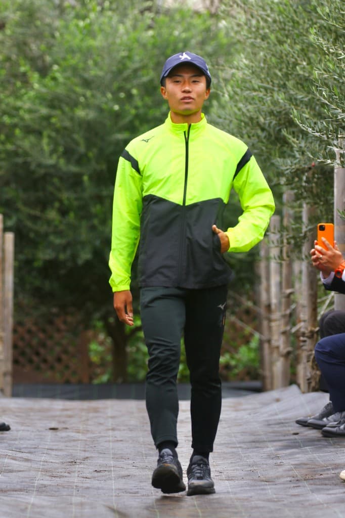 農園ランウェイを歩くモデル(MIZUNOウェア)