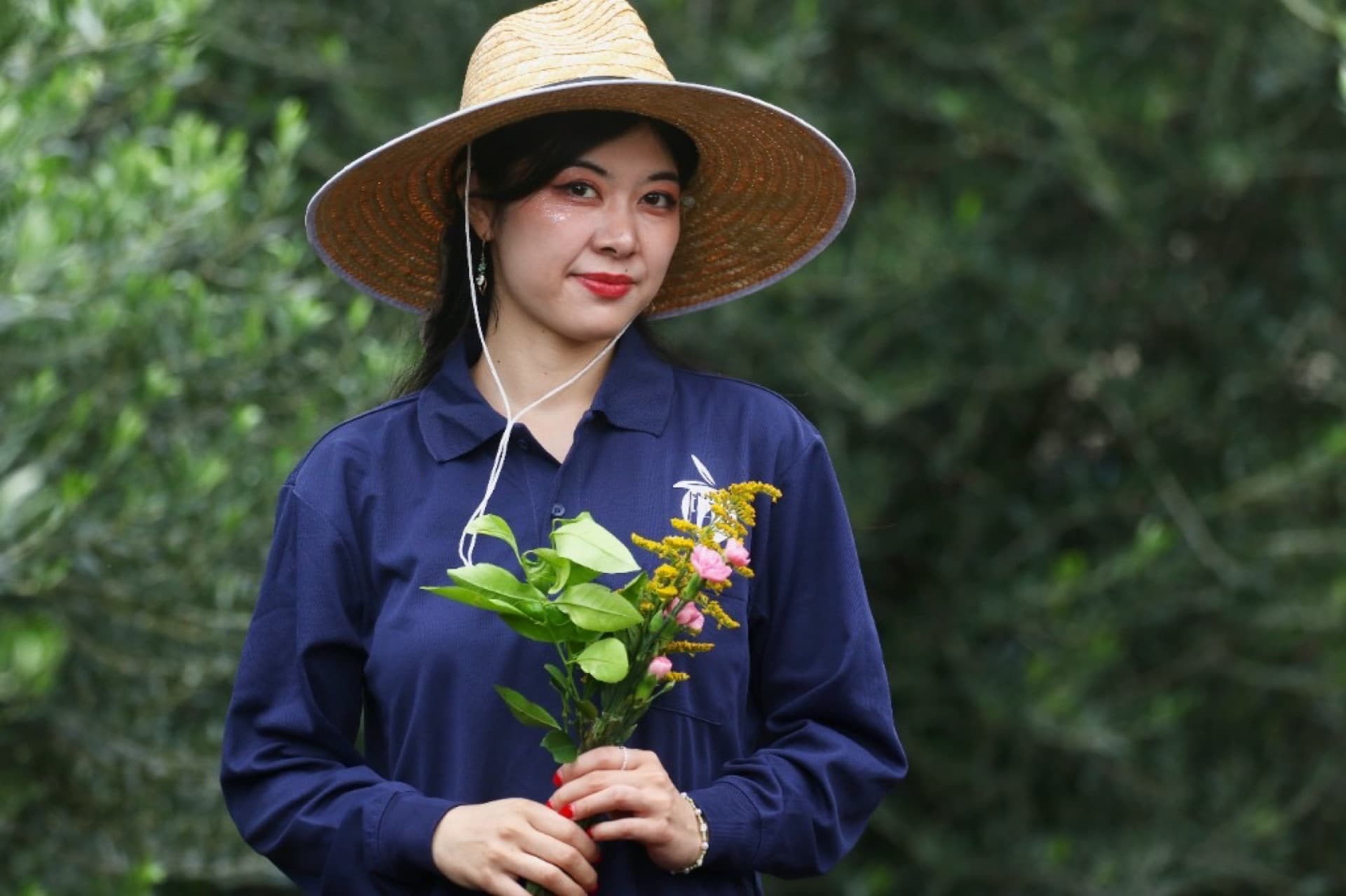 松倉杏奈 麦わら帽子と花束