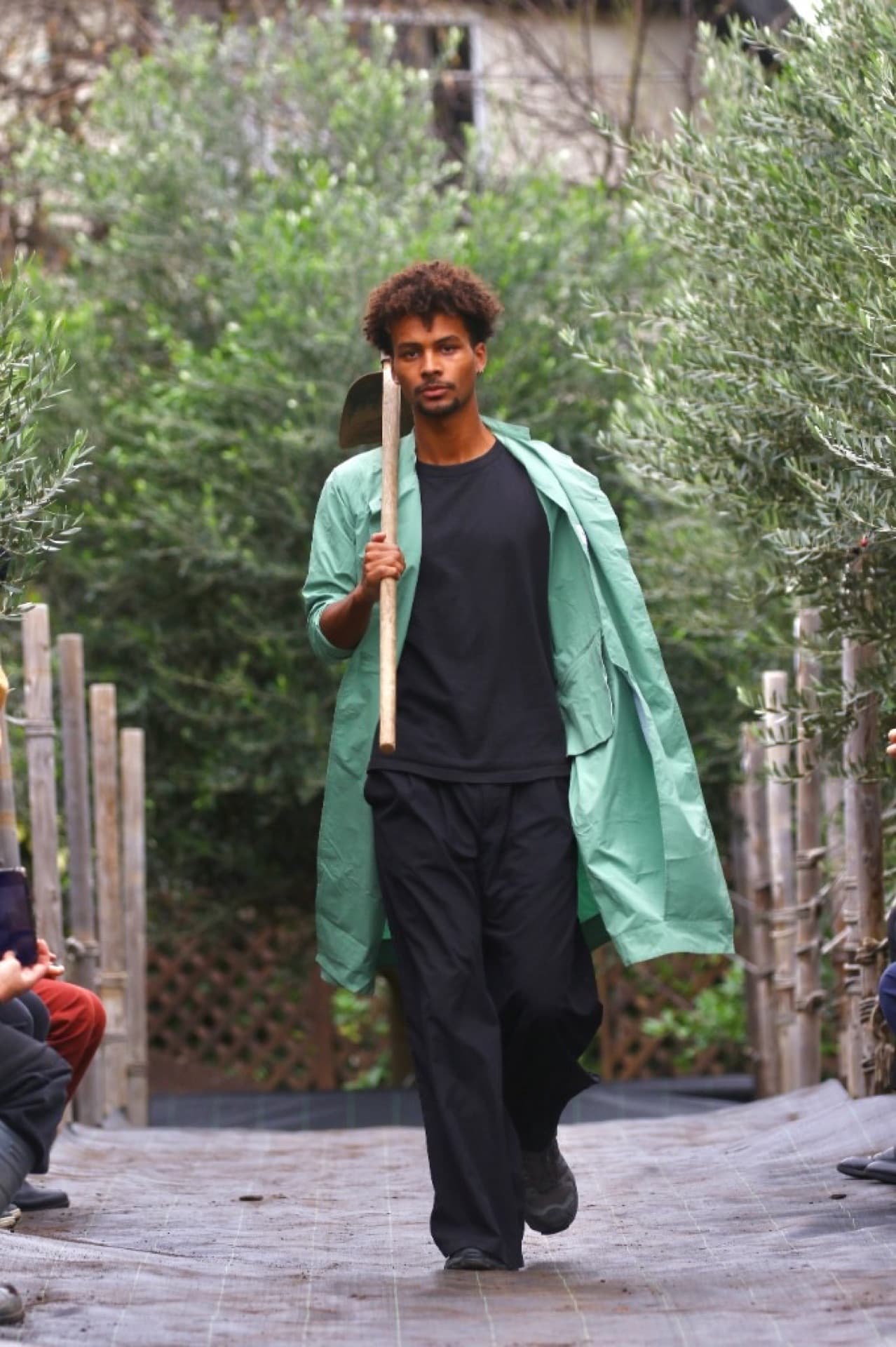 ショベルを持つモデル ランウェイ