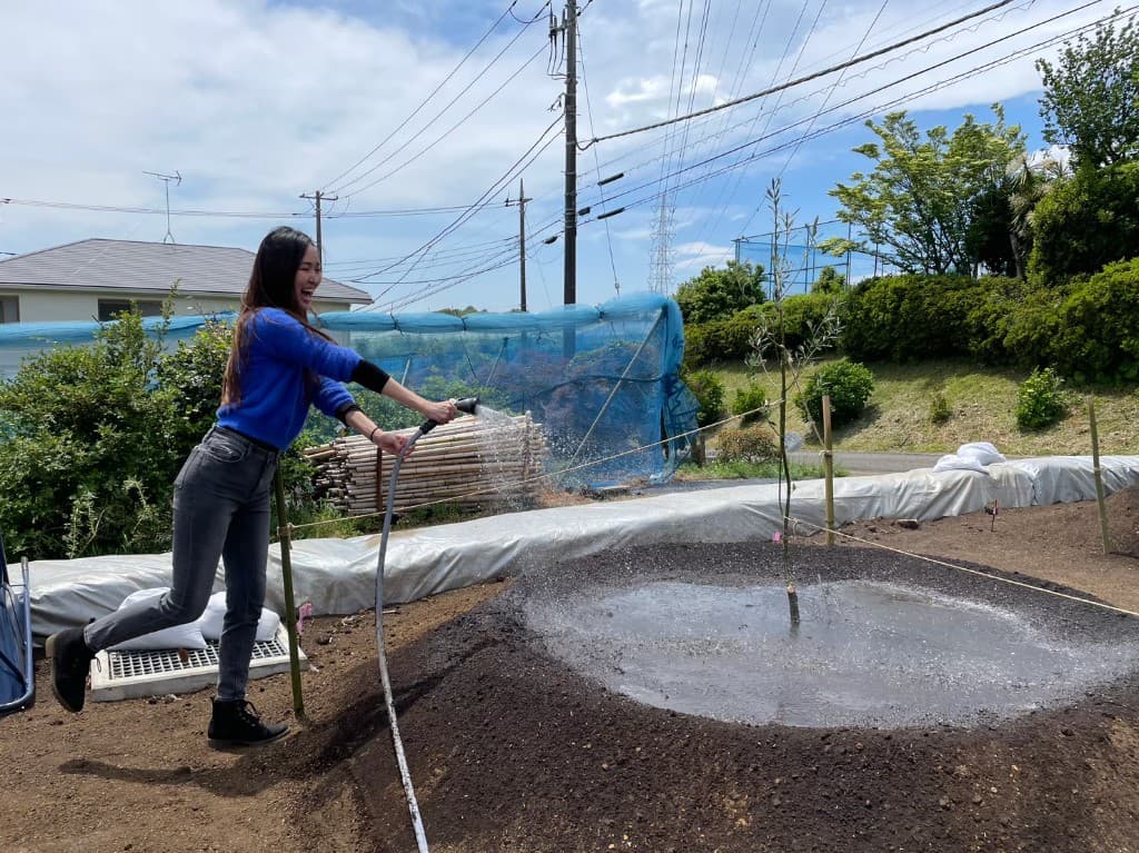 農園で水やり