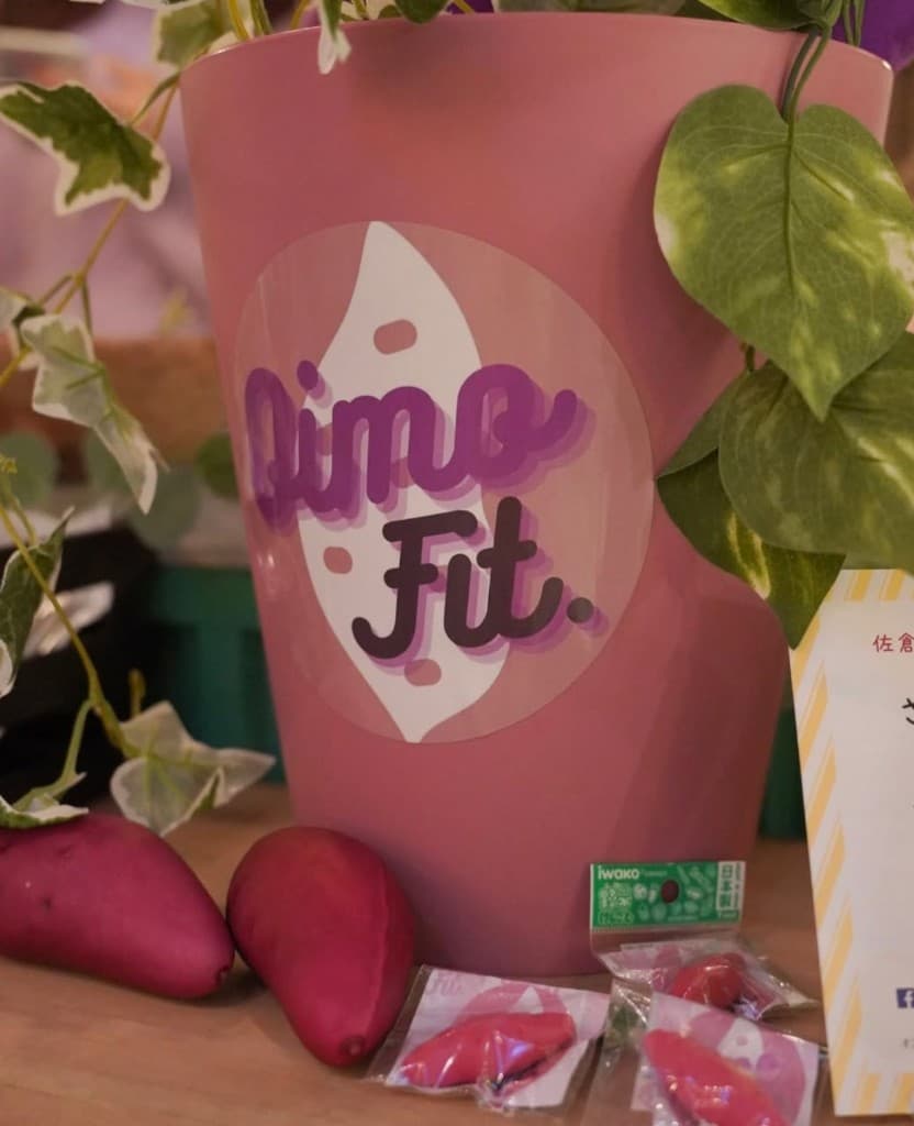 ブランド什器の上に並ぶ紅はるかとOIMOFIT.