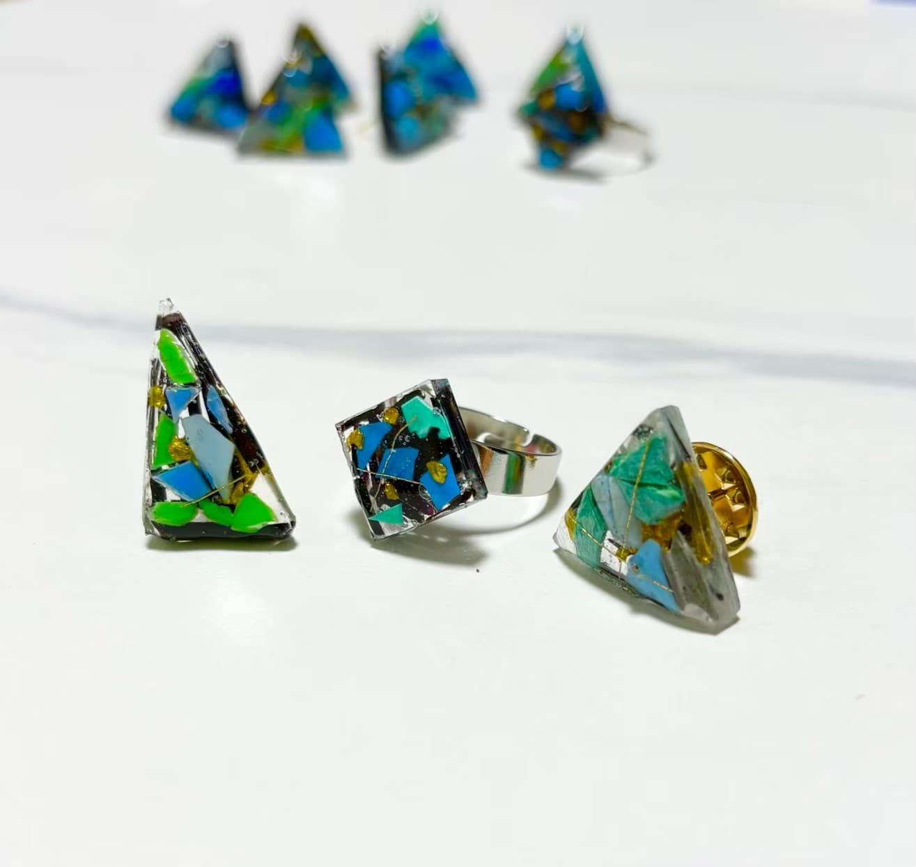 雲丹華のピアス、リング、ピンバッジのコレクション